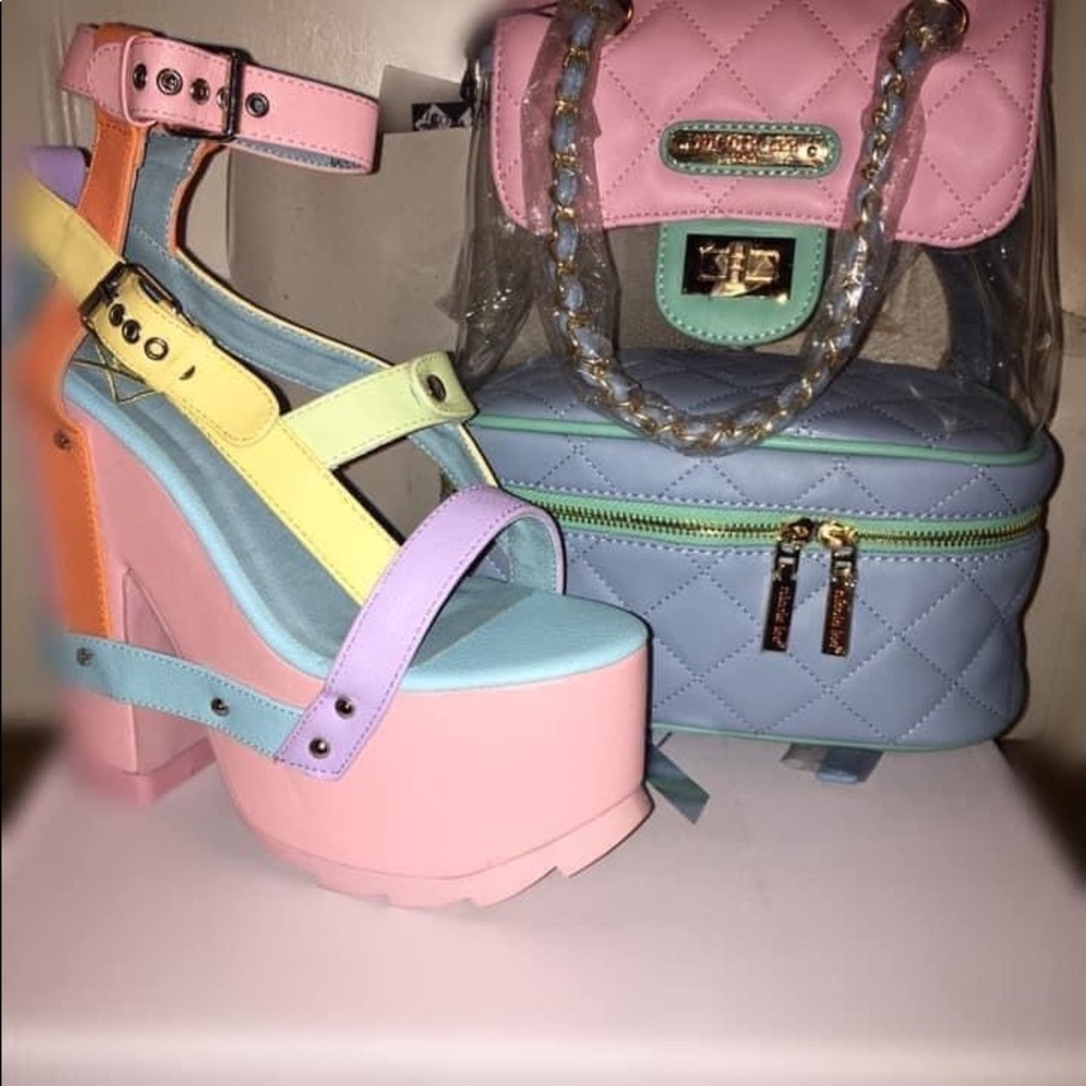 PLATFORM HEELS. HARD TO FIND !